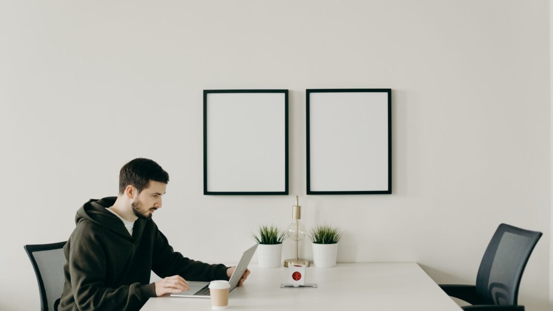 wieszanie plakatów na ścianie poradnik